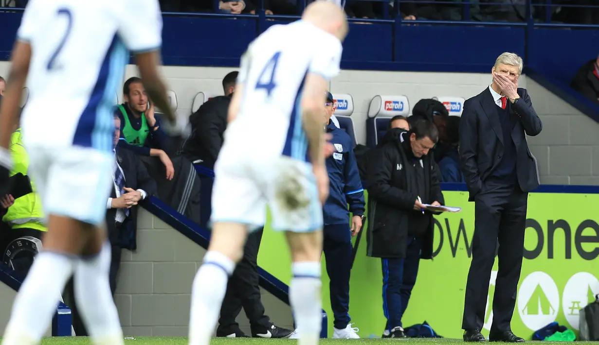 Pelatih Arsenal, Arsene Wenger, terlihat kecewa saat timnya takluk 3-1 atas West Bromwich Albion. Kekalahan tersebut membuat peluang Arsenal menembus posisi empat besar dan bermain di Liga Champions musim depan semakin berat. (AFP/Lindsey Parnaby)