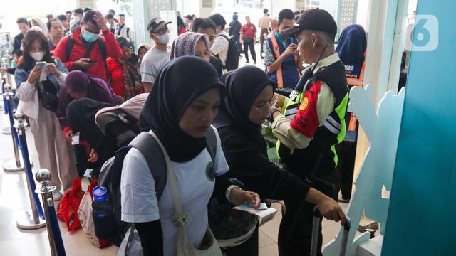Stasiun Pasar Senen Dipadati Pemudik