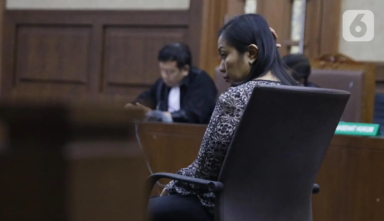 Terdakwa perantara suap mantan anggota DPR Bowo Sidik Pangarso, M Indung Andriani saat menjalani sidang pembacaan putusan di Pengadilan Tipikor, Jakarta, Rabu (13/11/2019). Sebelumnya, M Indung Andriani dituntut 4 tahun penjara dan denda Rp 200 juta. (Liputan6.com/Helmi Fithriansyah)