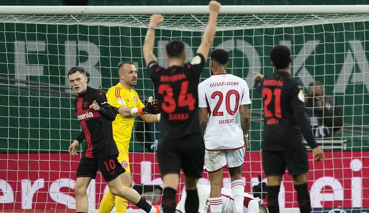 Pemain Bayer Leverkusen, Florian Wirtz, melakukan selebrasi setelah mencetak gol ke gawang Fortuna Duesseldorf pada laga semifinal DFB Pokal di Stadion BayArena, Kamis (4/4/2024). (AP Photo/Martin Meissner)