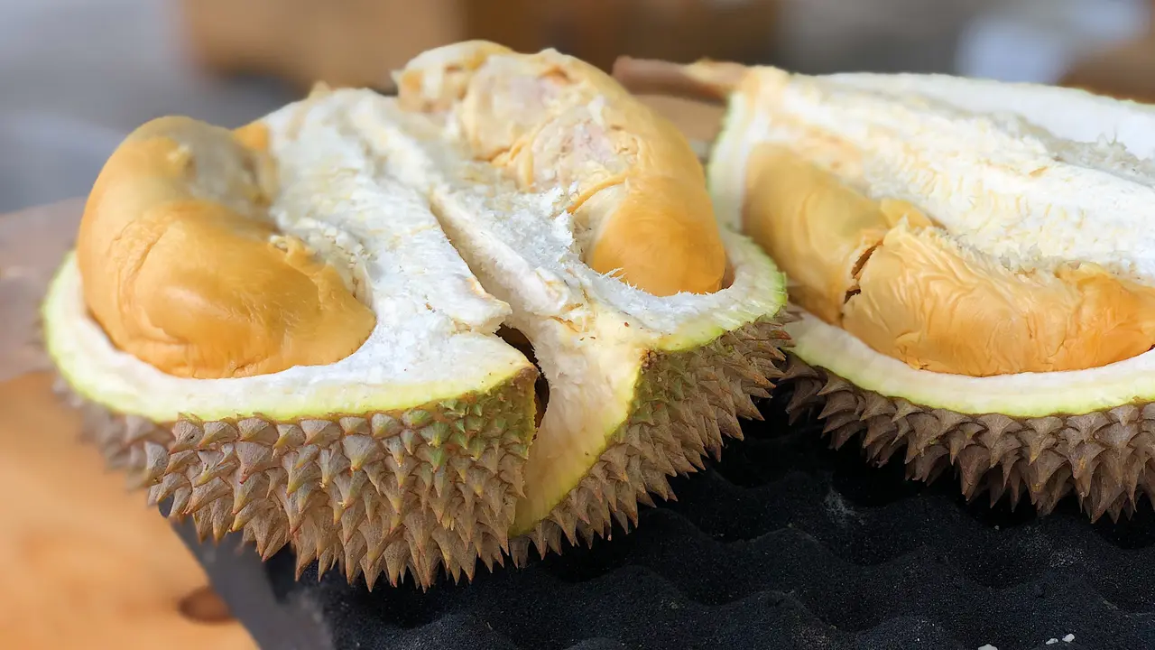 Mengonsumsi Buah Durian