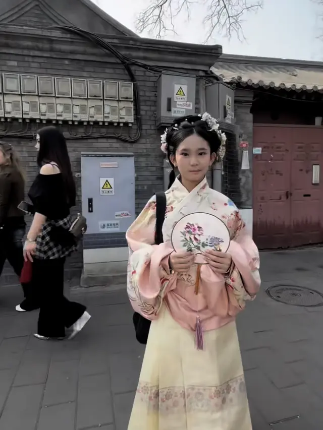 Bilqis Liburan ke China saat Kenakan Baju Tradisional. [@ayutingting92]