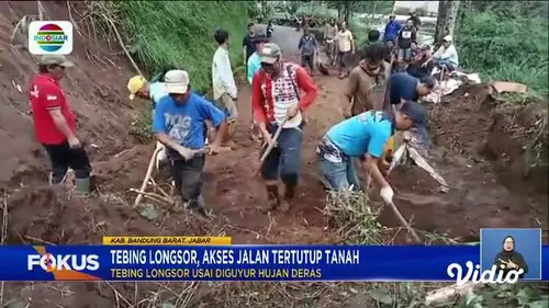 Fokus : Warga Korban Banjir di Kota Padang Sumbar Dievakuasi Tim SAR