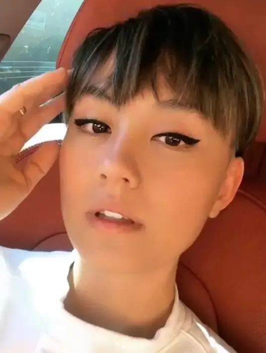 Penyanyi Agnes Monica atau lebih dikenal dengan Agnez Mo baru-baru ini menunjukkan gaya rambut terbarunya yaitu skinny hair.  Agnes menghabiskan rambut bagian samping kepalanya. (Instagram/ agnezmo)