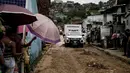 Sebuah kendaraan lembaga forensik membawa jenazah korban setelah tanah longsor di komunitas Jardim Monte Verde, lingkungan Ibura, di Recife, Negara Bagian Pernambuco, Brasil (29/5/2022). Hujan deras yang melanda negara bagian Pernambuco di timur laut Brasil menewaskan 34 orang. (AFP/Brenda Alcantara)