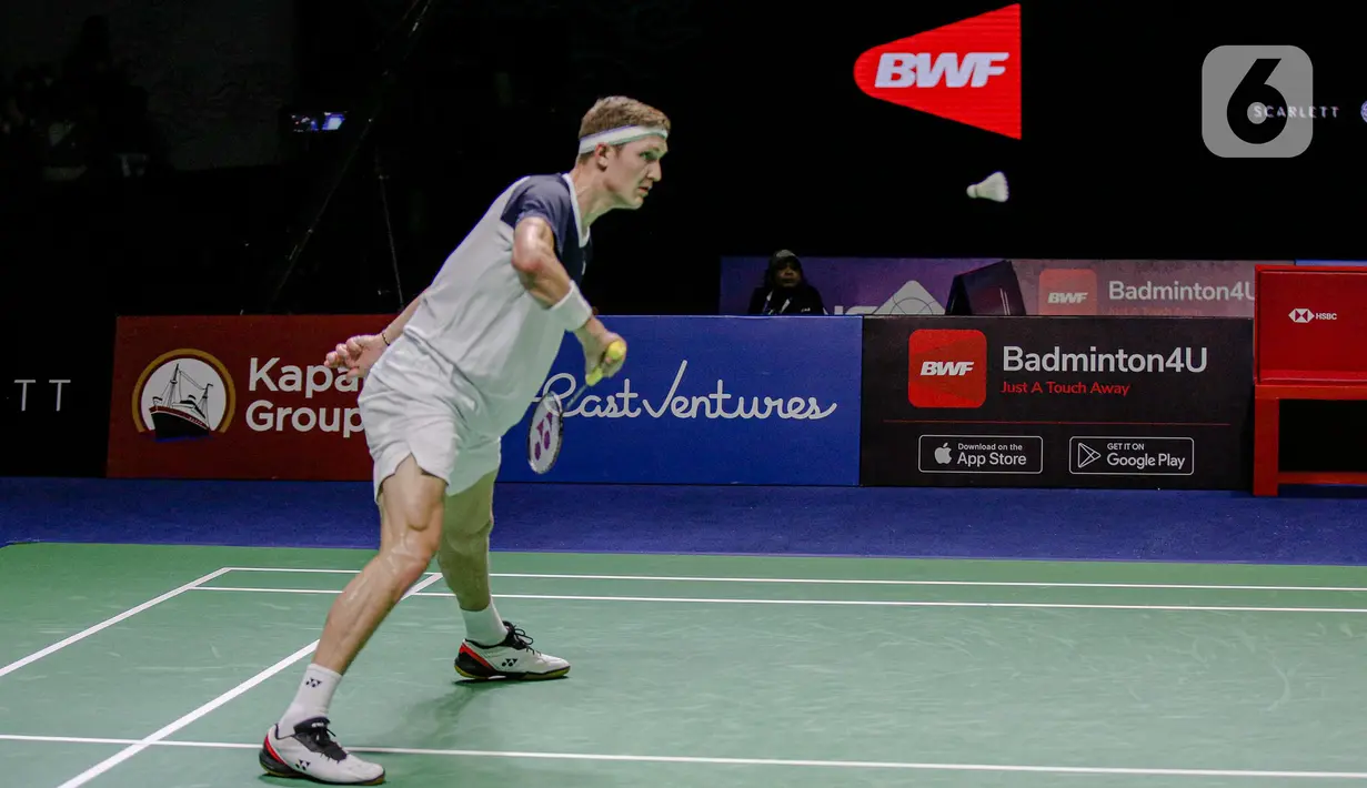 Pebulu tangkis tunggal putra Denmark Viktor Axelsen saat melawan pebulu tangkis tunggal putra China Zhao Jun Peng pada pertandingan final East Ventures Indonesia Open 2022 di Istora Senayan, Jakarta, Minggu (19/6/2022). Viktor Axelsen menjuarai tunggal putra East Ventures Indonesia Open 2022 usai mengalahkan Zhao Jun Peng dengan skor 21-9, 21-10. (Liputan6.com/Faizal Fanani)