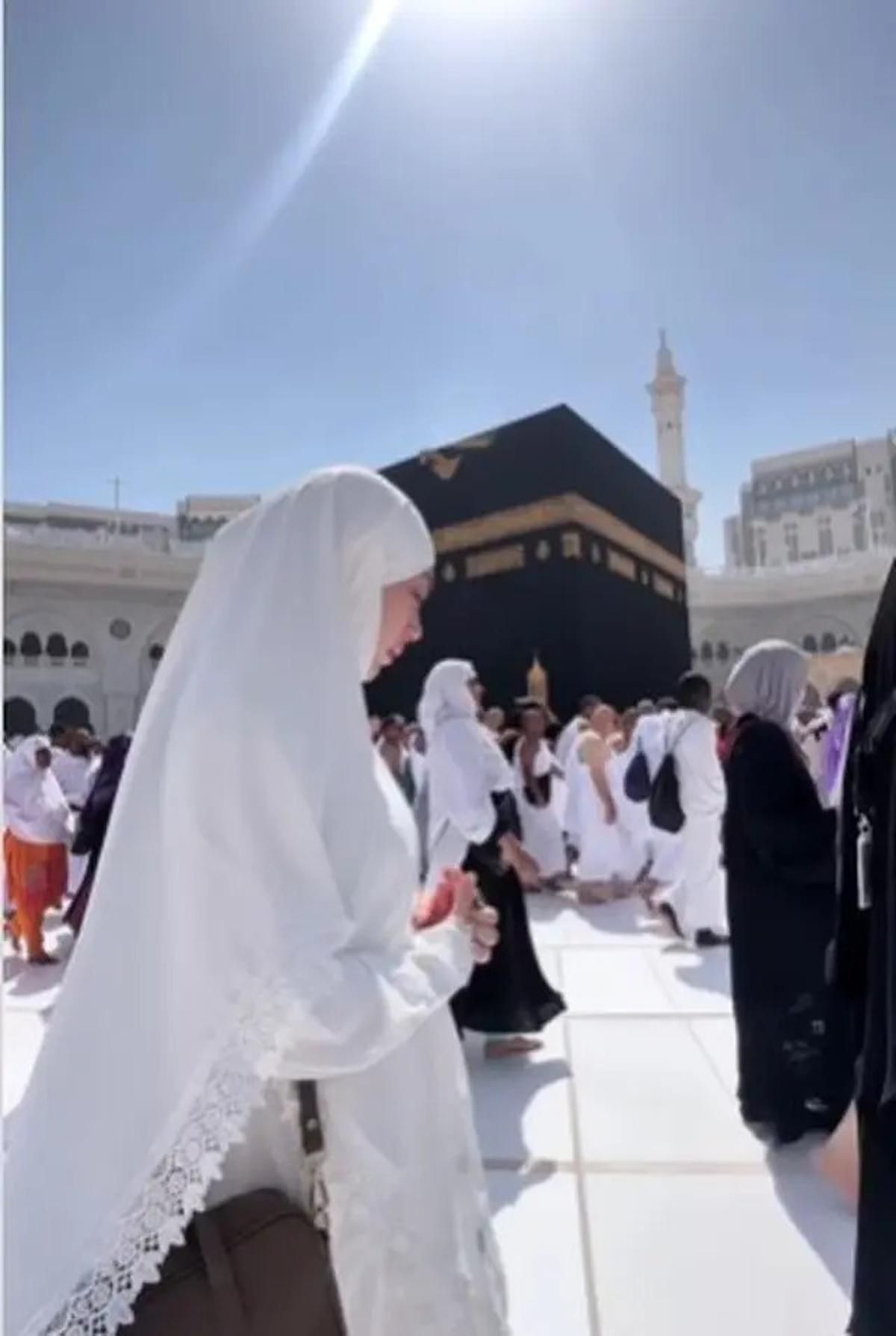 Potret Celine Evangelista Umrah, Suasana Penuh Haru di Tanah Suci
