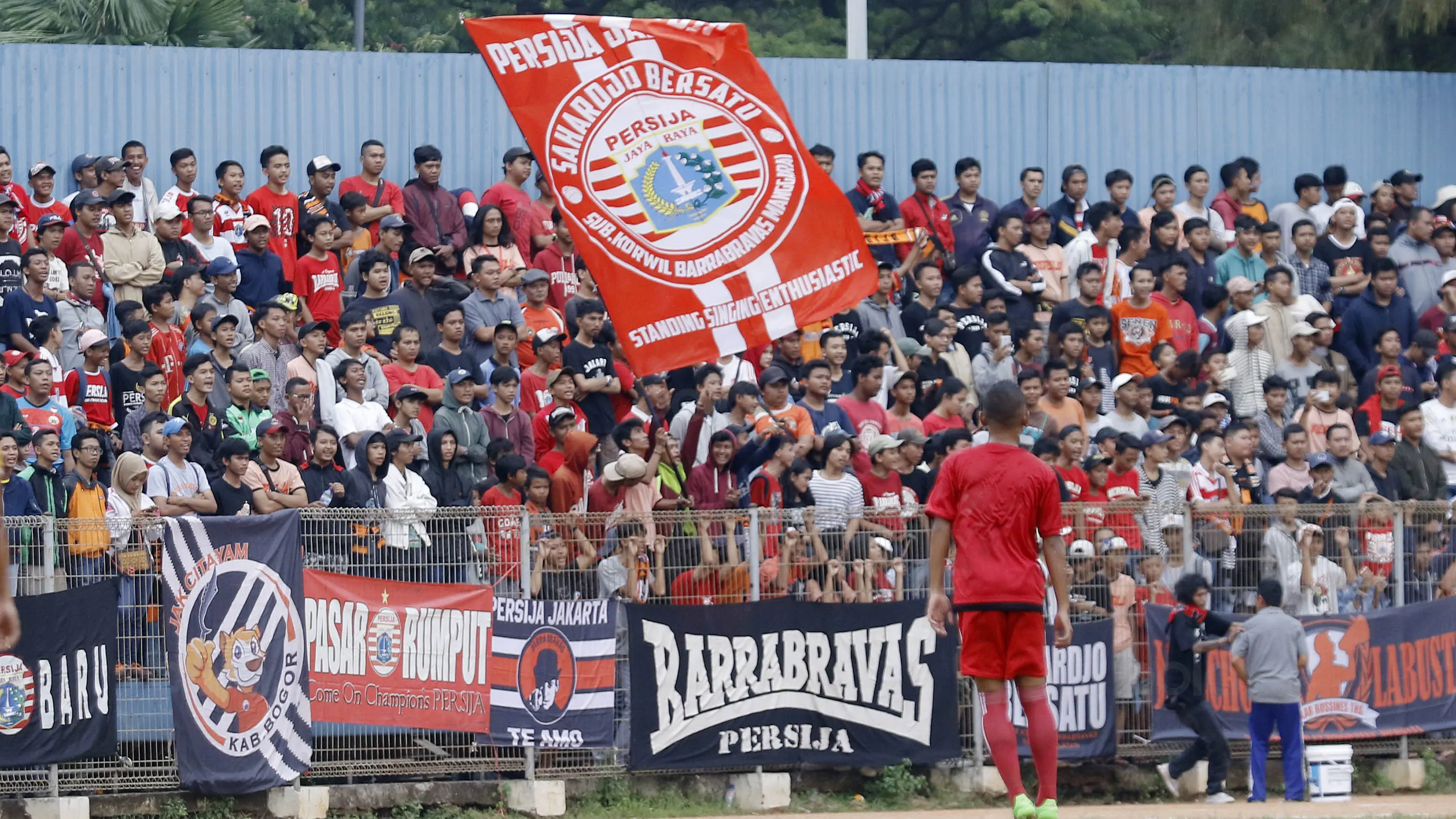 The Jakmania saat menyaksikanl laga antara Persija Jakarta melawan Persika Karawang pada laga uji coba di Stadion Soemantri Brodjonegoro, Kuningan, Jakarta, Sabtu (30/12/2017). Persija menang 3-1 atas Persika. (Bola.com/M Iqbal Ichsan)