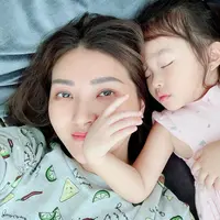 Sarwendah kerap tampil tanpa makeup. Hal ini dapat dilihat dari unggahan sosial media hingga beberapa penampilannya di layar kaca. Meski tanpa makeup, Sarwendah tetap percaya diri di tiap kesempatan. (Liputan6.com/IG/sarwendah29)