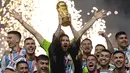 Timnas Argentina akhirnya kembali mengangkat trofi Piala Dunia setelah menunggu selama 36 tahun lamanya. (AP Photo/Martin Meissner)