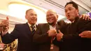 Ketua PSSI, Mochamad Iriawan, menyaksikan dua calon ketua PSSI, Erick Thohir dan La Nyalla Mahmud Mattalitti, saat berjabat tangan saat Kongres Luar Biasa (KLB) PSSI di Hotel Shangri-La, Jakarta Pusat pada Kamis (15/2/2023). KLB PSSI tersebut untuk memilih satu Ketua, dua Wakil Ketua, dan 12 anggota Komite Eksekutif (Exco) untuk periode 2023-2027. (Bola.com/M Iqbal Ichsan)