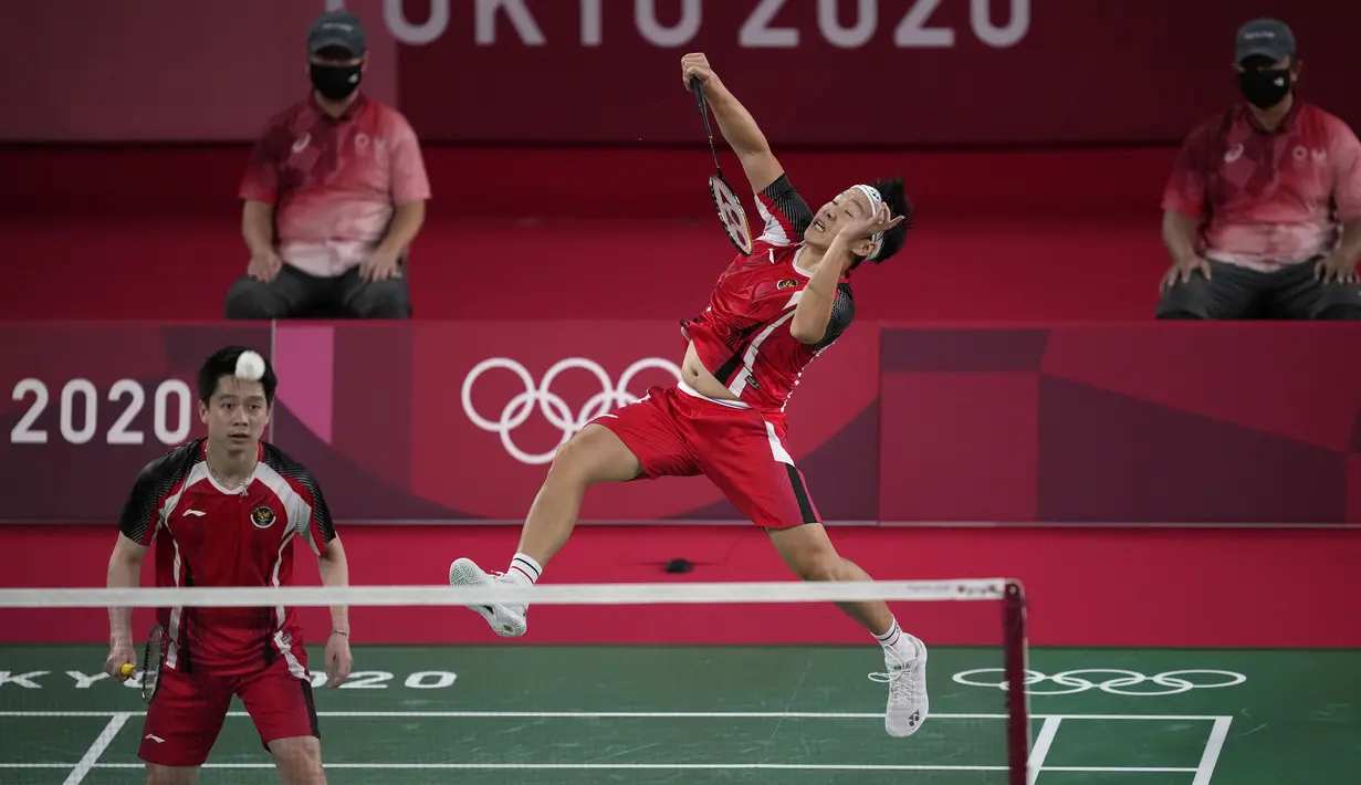 Marcus/Kevin terus menunjukkan konsistensi dan memperbesar defisit atas pasangan Taiwan. Akhirnya mereka dapat menutup kedua dengan skor 21-15 dan melanjutkan pertandingan ke rubber game. (Foto: AP/Dita Alangkara)