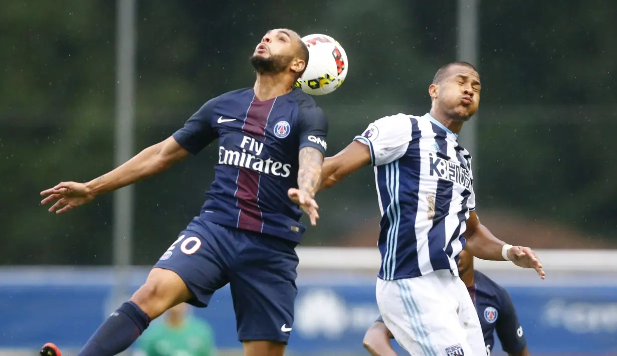 Aksi pemain Paris St Germain, Layvin Kurzawa (kiri) saat berduel dengan pemain West Brom, Salomon Rondon pada laga uji coba di Schladming Athletic Area, Austria, (13/7/2016). PSG menang 2-1. (Action Images via Reuters/Dominic Ebenbichler)