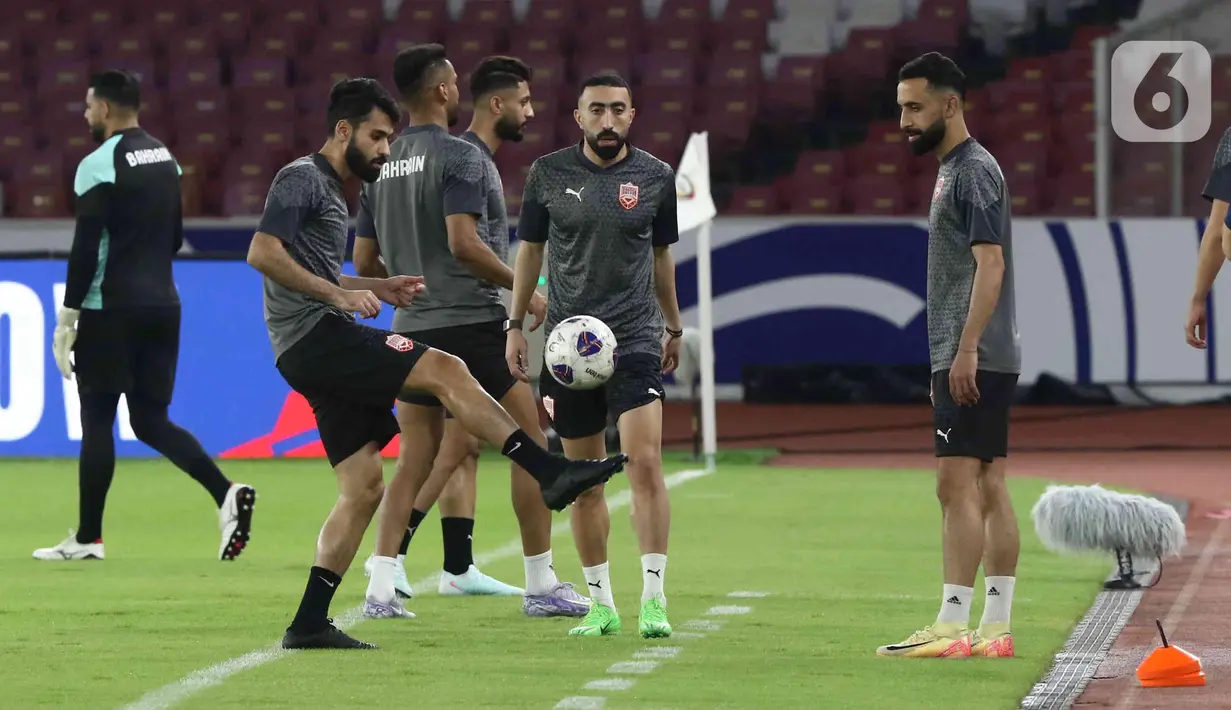 Pemain Timnas Bahrain melakukan sesi latihan resmi jelang pertandingan lanjutan Grup C Kualifikasi Piala Dunia 2026 zona Asia di Stadion Utama Gelora Bung Karno, Senayan, Jakarta, Senin (24/3/2025). (Liputan6.com/Angga Yuniar)