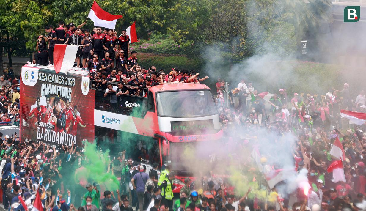 Bus yang ditumpangi Timnas Indonesia U-22 melewati Bundaran Hotel Indonesia saat pawai kontingen Indonesia untuk SEA Games 2023 yang bertajuk Kira87uara yang berlangsung di Jakarta, Jumat (19/05/2023). (Bola.com/M Iqbal Ichsan)