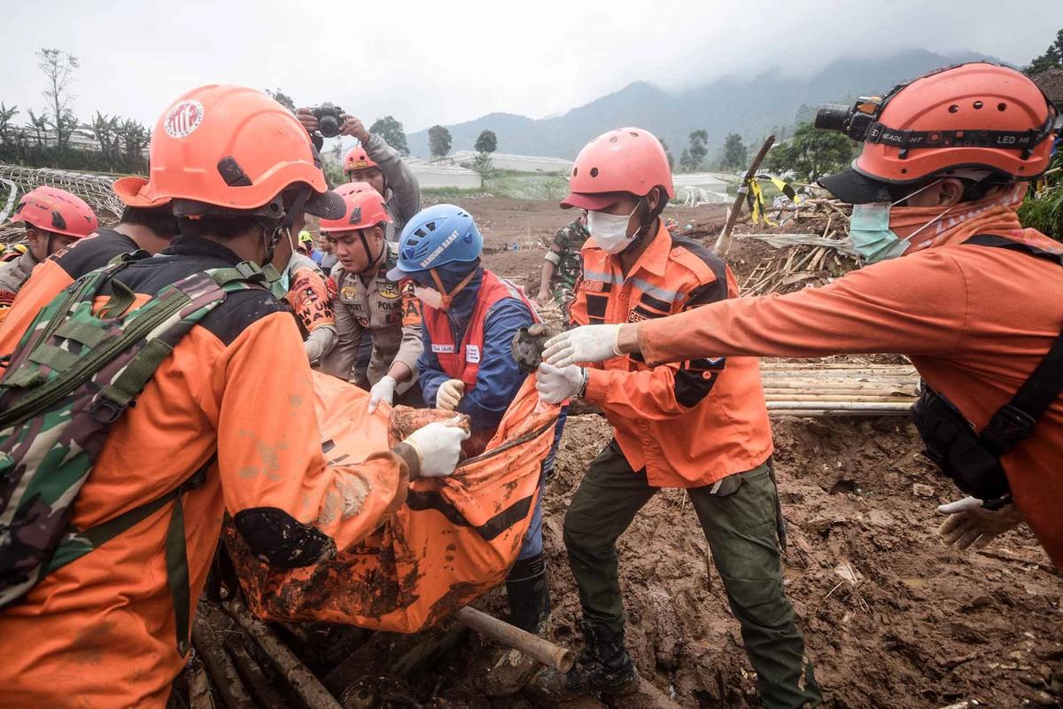 FOTO: Tim SAR Terus Mencari Korban Longsor Pasirlangu