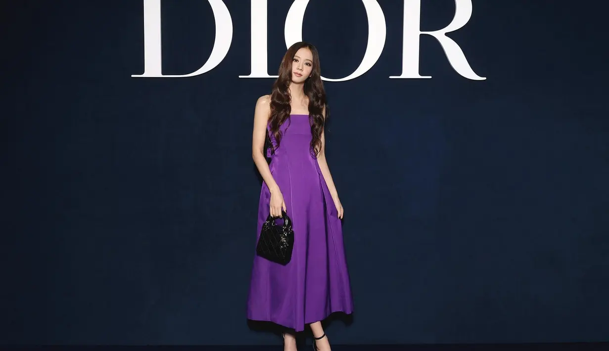 Show ini dihadiri sang duta global, Jisoo yang tampil eye catching berbalut  gaun sutra ungu Dior Pre Fall 2023. Dia juga mengenakan tas dan sepatu Dior. [Dok/Dior].
