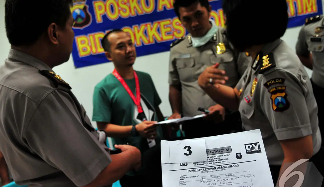 Tim Disaster Victim Indentification (DVI) melakukan pengumpulan data antemortem di Posko DVI, Bandara Juanda, Surabaya, Rabu (31/12/2014). (Liputan6.com/Johan Tallo)