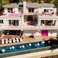 Dalam rangka peringatan hari Jadi Barbie ke 60 tahun, Mattel dirikan rumah Barbie yang ikonis. (Foto: Dezeen.com)