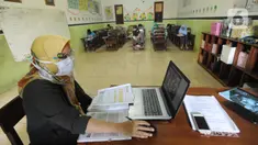 Guru mengajar secara darling sekaligus tatap muka kepada murid-murid SDIT Nurul Amal, Pondok Cabe, Tangerang Selatan, Banten, Senin (16/11/2020).  Proses belajar secara tatap muka atau luring ini merupakan uji coba dengan menggunakan assessment pembatasan jumlah murid. (merdeka.com/Arie Basuki)