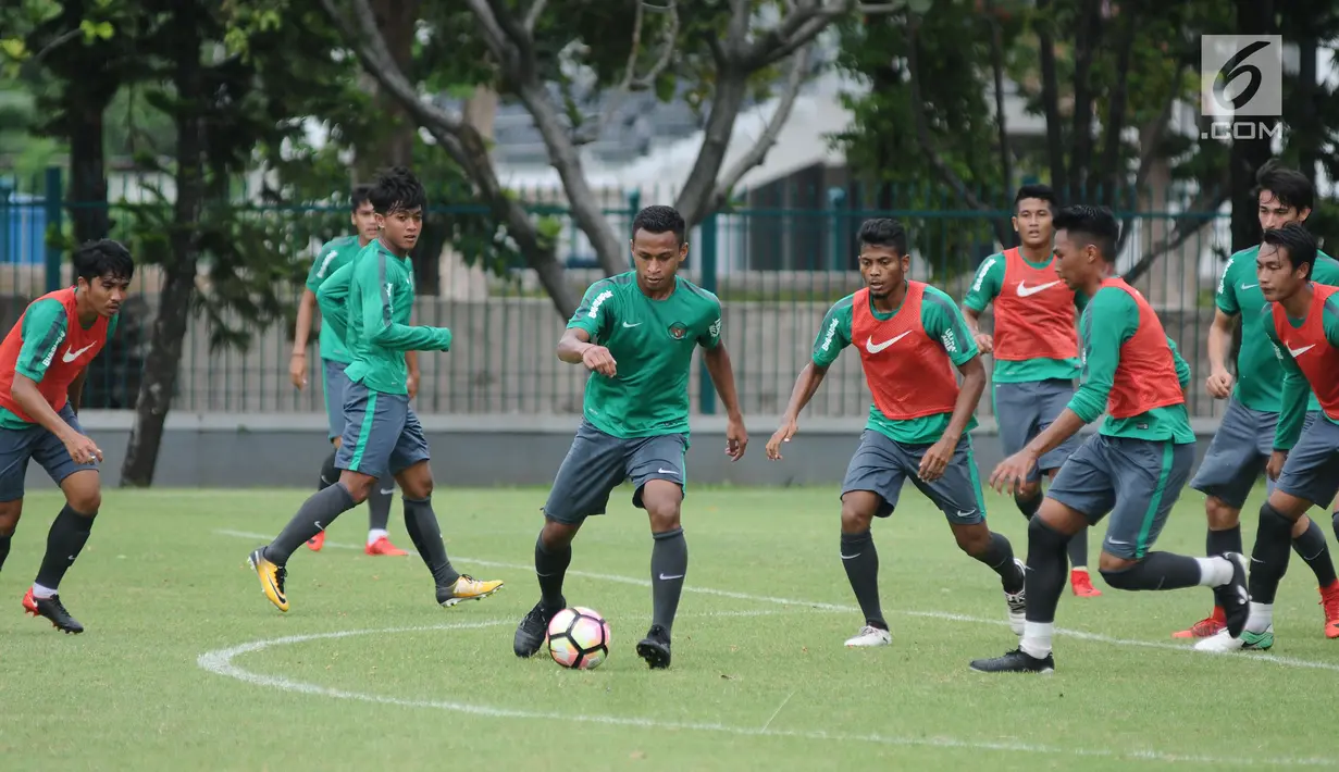 Gelandang Timnas Indonesia U-23, Osvaldo Haay (tengah) mencoba menembus pertahanan lawan saat gim internal di Lapangan A Senayan, Jakarta, Minggu (21/1). Timnas Indonesia U-23 menutup TC pertama 2018 dengan gim internal. (Liputan6.com/Helmi Fithriansyah)