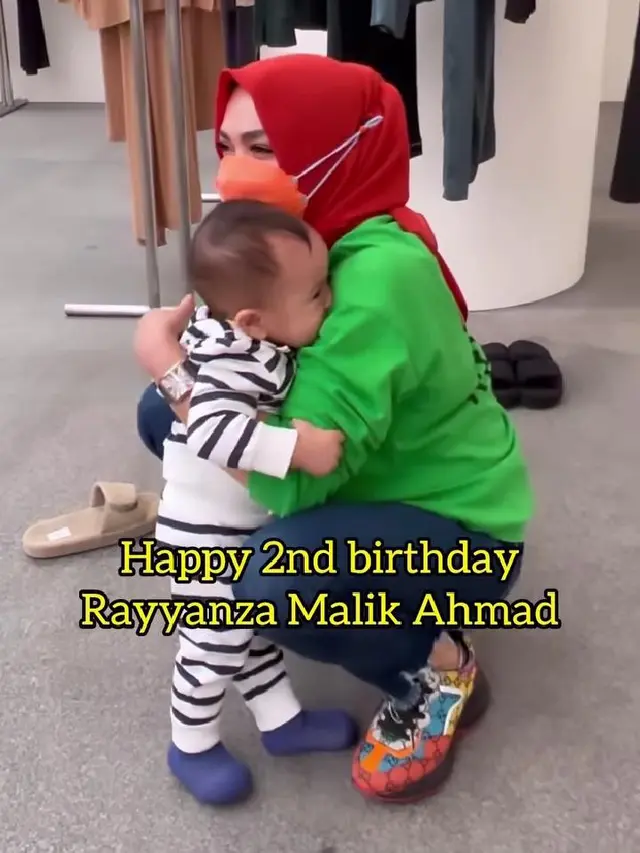 5 Potret Ceria Rieta Amilia Saat Menemani Cucunya, Rayyanza di Acara ...