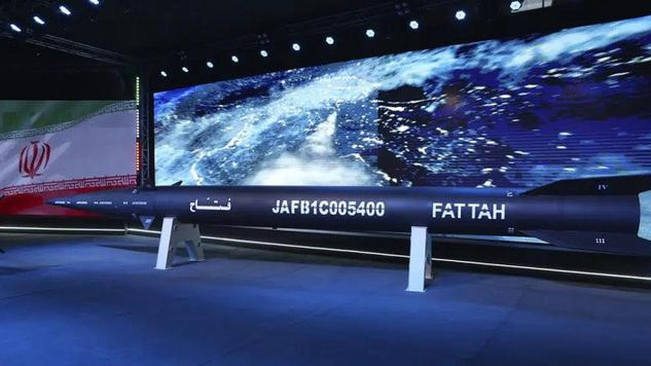 Penampakan rudal hipersonik Fattah di Teheran, Iran, Selasa (6/6/2023), yang diklaim mampu melesat dengan 15 kali kecepatan suara. (Dok. Hossein Zohrevand/Kantor Berita Tasnim via AP)