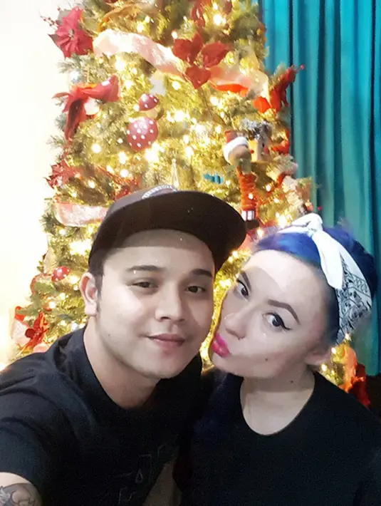 Begitu juga dengan aktor Derby Romero. Pada Natal tahun ini merupakan Natal yang sangat membahaiakan dan terbaik sepanjang hidupnya. Jarak Jakarta dan Bandung tidak menjadikan masalah bagi pasangan yang tengah menjalin kasih ini. (Instagram/derbyromero)