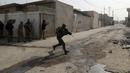 Suasana kontak senjata antara pasukan Irak dan militan ISIS di wilayah Mosul, Irak (10/1). Pertempuran dengan militan ISIS kembali terjadi saat pasukan Irak sedang melakukan evakuasi warga Mosul. (AP Photo/Khalid Mohammed)