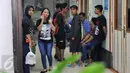 Keluarga korban kecelakaaan maut Kereta Commuter Line dan Metro Mini di perlintasan kereta Angke tampak cemas, Jakarta, Minggu (6/12/2015). Data sementara korban meninggal bertambah menjadi 18 orang. (Liputan6.com/Gempur M Surya)