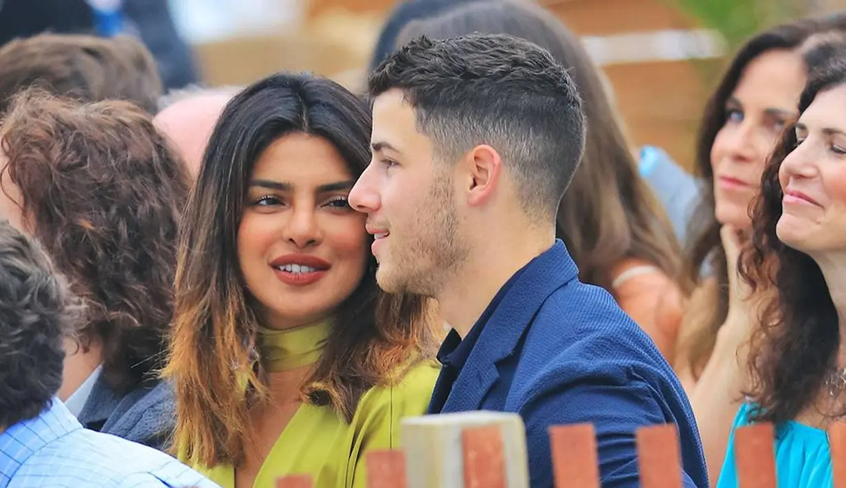 Nick Jonas membawa Priyanka Chopra untuk menemaninyas aat hadir di pernikahan sang sepupu, Rachel Tamburellu di New Jersey. (Jackson Lee / SplashNews.com/ E! News)