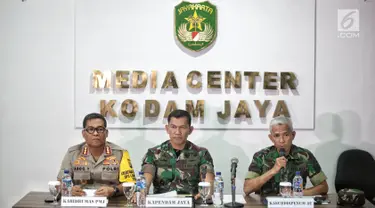 Kasubdispenum AU Letkol Sus M Yuris didampingi Kapendam Jaya Kolonel Inf Kristomei Sianturi menyampaikan keterangan terkait insiden penembakan perwira TNI AD, Letkol Dono Kuspriyanto di  Makodam Jaya, Jakarta, Rabu (26/12). (Liputan6.com/Faizal Fanani)