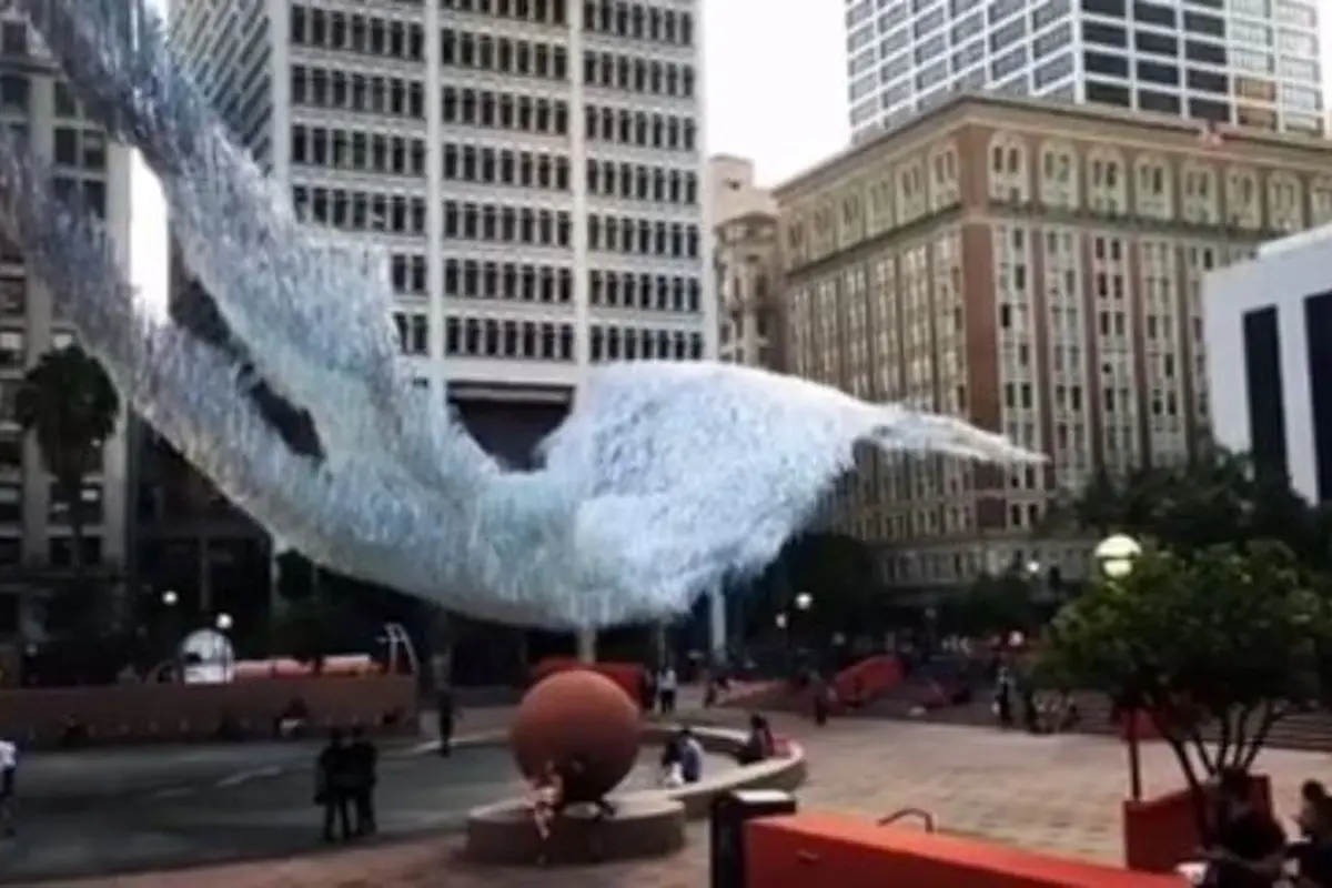[Bintang] Terpesona Oleh Beling Cair yang Menari di Langit Los Angeles