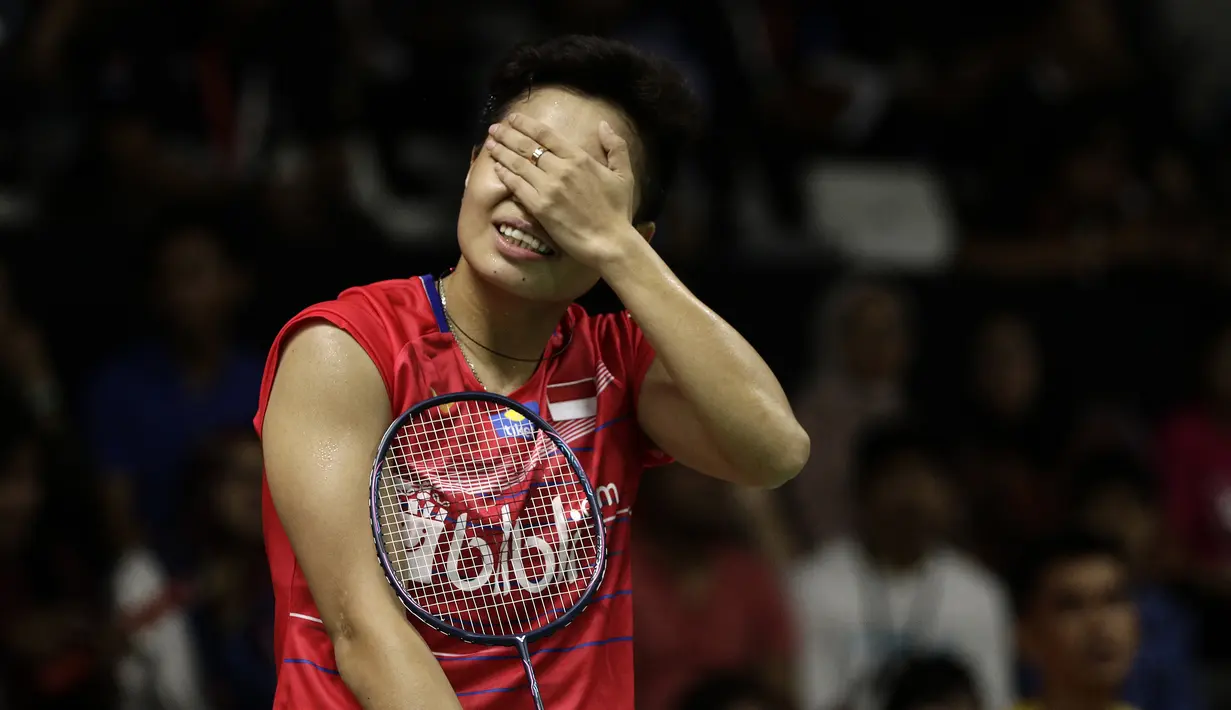 Ganda campuran Indonesia, Apriyani Rahayu, tampak kecewa usai kalah menghadapi ganda Inggris Chris Adcock/Gabrielle Adcock pada laga Indonesia Masters 2020 di Istora, Jakarta, Kamis (16/1). Tontowi/Apriyani kalah 9-21, 12-21. (Bola.com/Yoppy Renato)
