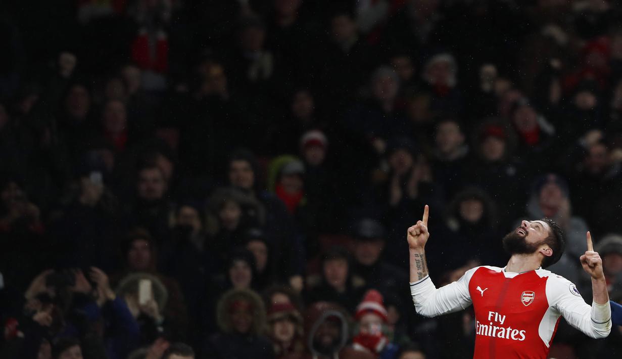 Striker Arsenal, Olivier Giroud, merayakan gol yang dicetaknya ke gawang Crystal Palace pada laga Liga Inggris di Stadion Emirates, Inggris, Minggu (1/1/2017). (Reuters/Stefan Wermuth)