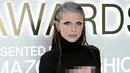 <p>Julia Fox menghadiri CFDA Fashion Awards di Cipriani South Street, New York, Amerika Serikat, 7 November 2022. Tas kecil hitam bertali rantai terlihat dibawa olehnya.. Dimitrios Kambouris/Getty Images/AFP)</p>