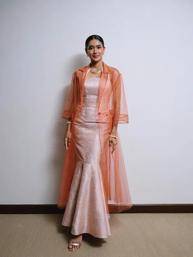 Model Dress Batik Brokat dengan Blazer Panjang Semi Formal (Foto: Reve Art)