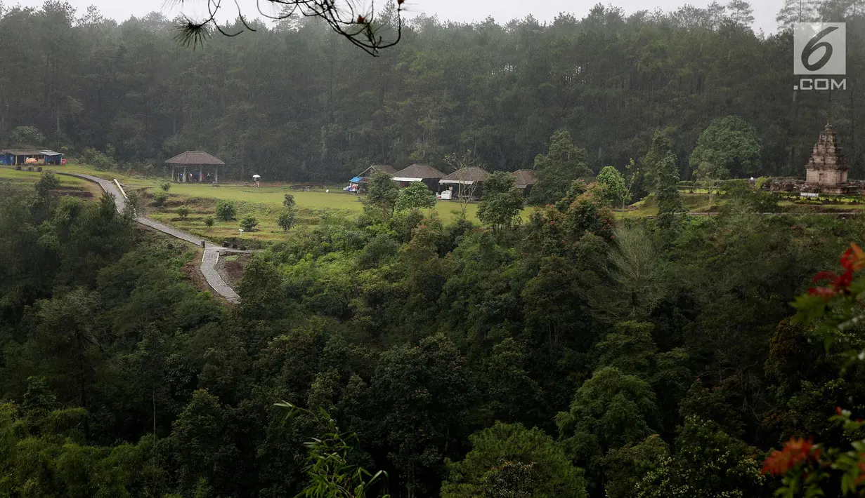 Suasana wisata Candi Gedong Songo di lereng Gunung Ungaran, Bandungan, Kab. Semarang, Jawa Tengah, Senin (18/12). Candi ini merupakan salah satu peninggalan budaya Hindu dari zaman wangsa Sanjaya abad ke 9 (tahun 927 Masehi). (Liputan6.com/Johan Tallo)