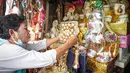 Pedagang mengemas parsel Natal di Pasar Barito, Jakarta, Kamis (23/12/2021). Pedagang mengakui penjualan parsel sebagai hantaran Natal mulai ramai. Parsel yang paling banyak diminati adalah parsel makanan dengan harga mulai dari Rp 100.000 hingga Rp 800.000. (Liputan6.com/Faizal Fanani)