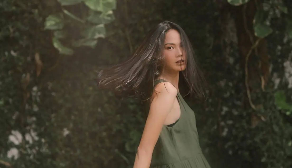 Saat ini kekasih dari Nino RAN ini makin populer usai memerankan karakter Arini dalam film Love For Sale. Keberhasilan film pertamanya yang beradu akting dengan Gading Marten membuat kepopulerannya makin meroket. (Liputan6.com/IG/delladartyan)