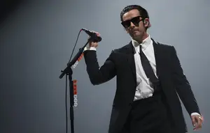 Matty Healy The 1975 Resmi Menikahi Model Gabbriette Bechtel