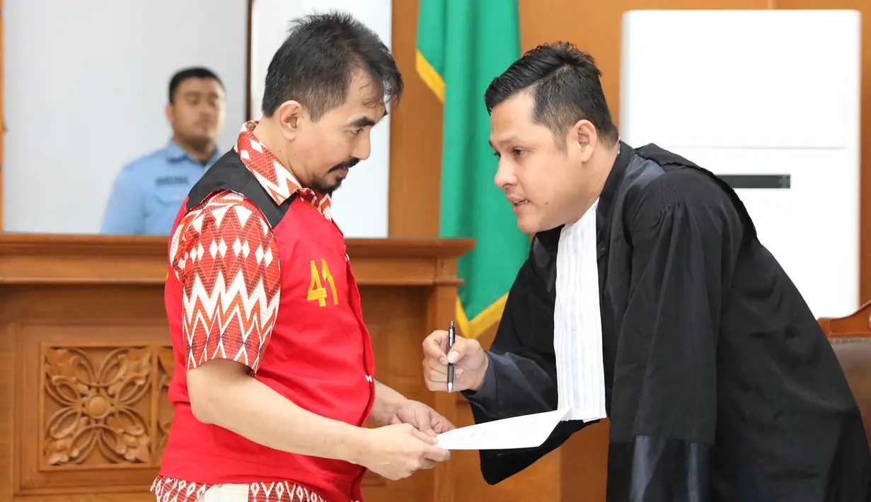 Mantan Ketua Persatuan Artis Film Indonesia (Parfi), Gatot Brajamusti alias Aa Gatot, menjalani sidang perdana kasus tindakan asusila di Pengadilan Negeri Jakarta Selatan, Kamis (12/10). (Liputan6.com/Immanuel Antonius)