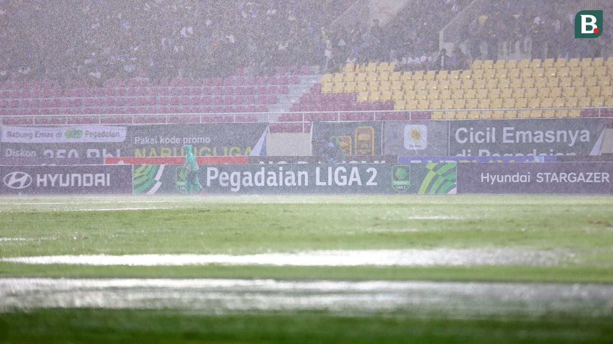 Foto: Lapangan Tergenang Air, Momen Hujan Deras yang Buat Laga Final Pegadaian Liga 2 Tertunda
