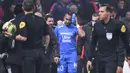 Wasit Ruddy Buquet dengan sigap mengirim para pemain kedua kesebelasan ke ruang ganti. Setelah nyaris dua jam dalam situasi tak pasti, laga Lyon vs Marseille diputuskan untuk ditunda. (AFP/Philippe Desmazes)