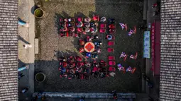Para warga lansia menyaksikan pertunjukan di kota kuno Longmen di Fuyang, Hangzhou, Provinsi Zhejiang, China, 20 Oktober 2020. Sebuah acara untuk menyambut Festival Sembilan Kembar yang akan dating, juga dikenal sebagai Festival Chongyang diadakan di kota kuno itu pada Selasa (20/10). (Xinhua/Xu Yu)
