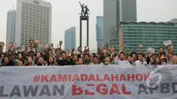 Ratusan orang yang menamakan dirinya sebagai "Teman Ahok." melakukan aksi di Bundaran HI, Jakarta, Minggu (1/3/2015). Aksi mereka sebagai bentuk dukungan kepada Ahok yang ingin membongkar dana siluman di Pemprov DKI (Liputan6.com/Herman Zakharia)