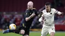 Gelandang Ajax Amsterdam, Davy Klaassen (kiri) mengontrol bola dibayangi bek AS Roma, Gianluca Mancini dalam laga leg pertama perempatfinal Liga Europa 2020/2021 di Johan Cruijff Arena, Amsterdam, Kamis (8/4/2021). Ajax kalah 1-2 dari AS Roma. (AP/Peter Dejong)