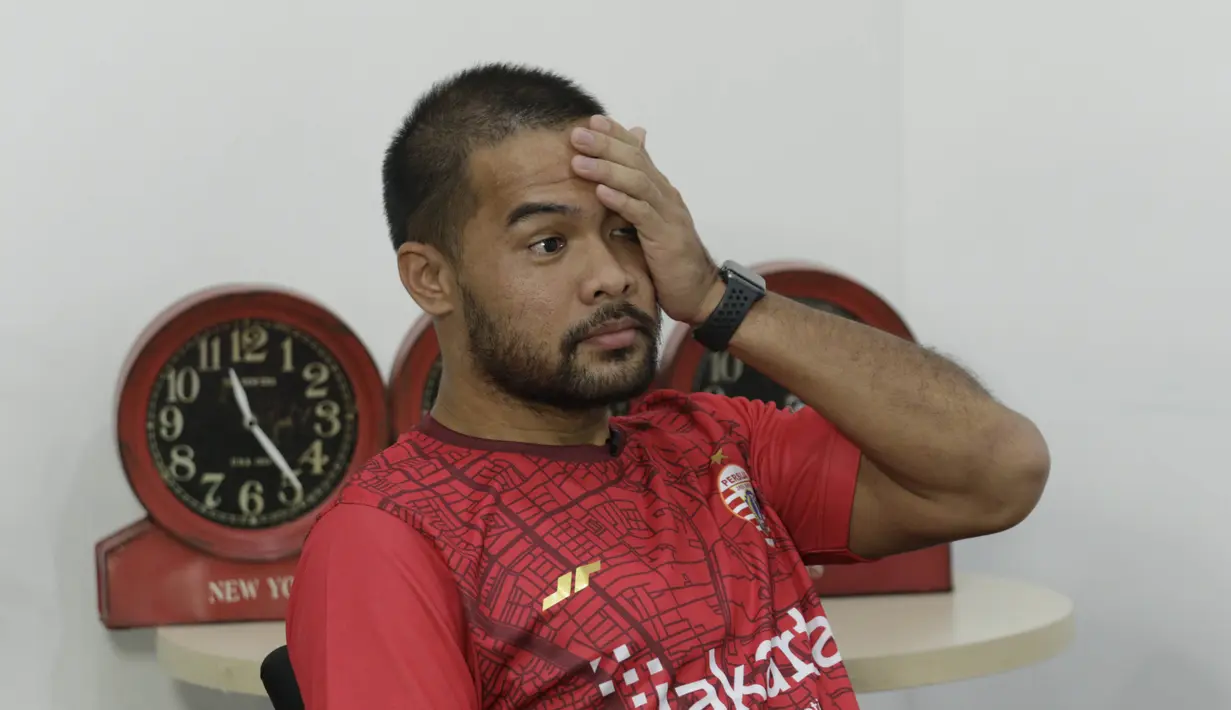 Pemain Persija Jakarta, Andritany Ardhiyasa, saat bermain FIFA 20 di Kantor KLY, Gondangdia, Jumat (26/6/2020). Andritany berhasil menjadi juara BOLA Esports Challenge setelah mengalahkan Rizky Darmawan dengan skor 8-0. (Bola.com/M Iqbal Ichsan)