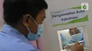 Tenaga kesehatan calon penerima vaksin mengambil bukti vaksinasi dalam simulasi pemberian vaksin COVID-19 di RSIA Tambak, Jakarta, Rabu (13/10/2021). Simulasi digelar sebagai persiapan penyuntikan vaksinasi COVID-19 tahap pertama. (Liputan6.com/Herman Zakharia)