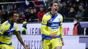 Penyerang Juventus, Dusan Vlahovic (kanan) melakukan selebrasi usai mencetak gol pada pertandingan lanjutan Liga Serie A Italia di Stadion Unipol Domus, Cagliari, Italia, Minggu (10/4/2022). Juventus menang atas Cagliari 2-1. (Alessandro Tocco/LaPresse via AP)